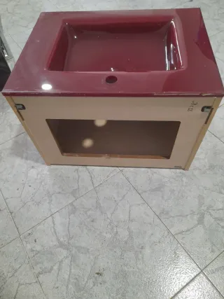 Mueble de baño con lavabo rojo