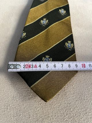 Cravatta a righe con stemma