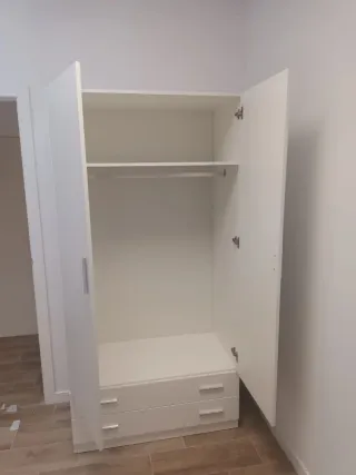 Armario blanco de madera