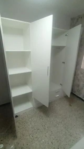 Armario blanco de madera