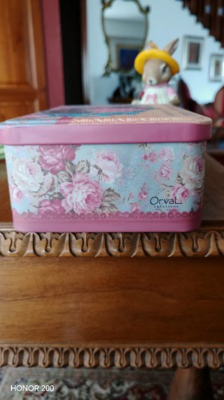 Scatola in latta decorata con cervo e fiori