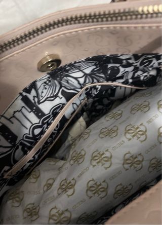 Borsa Guess rosa trapuntata con charms