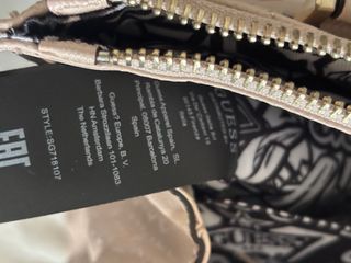 Borsa Guess rosa trapuntata con charms