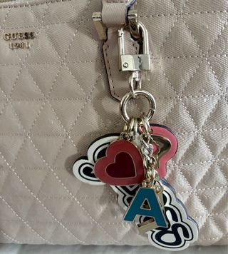 Borsa Guess rosa trapuntata con charms