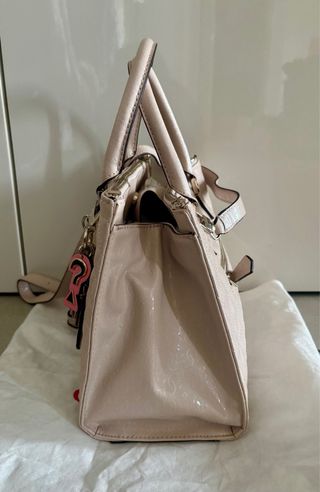 Borsa Guess rosa trapuntata con charms