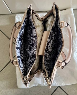 Borsa Guess rosa trapuntata con charms