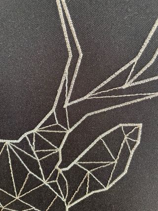 Lienzo bordado ciervo geométrico