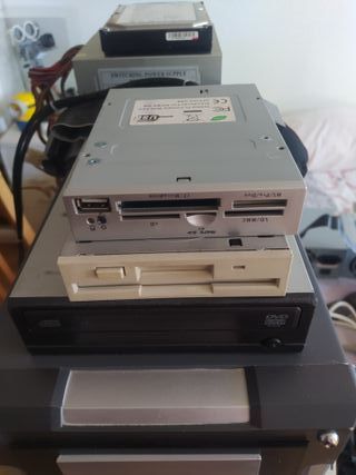 Caja torre PC con componentes LEER