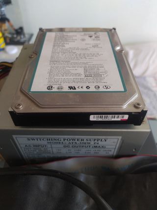 Caja torre PC con componentes LEER