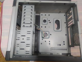 Caja torre PC con componentes LEER