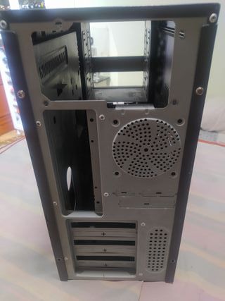 Caja torre PC con componentes LEER