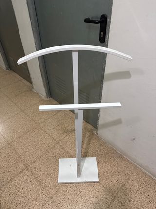 Perchero de pie blanco