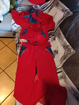 Completo rosso con dettagli in denim
