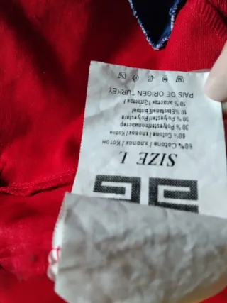 Completo rosso con dettagli in denim