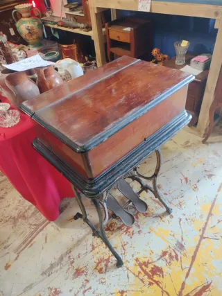 Máquina de coser antigua Aurora Años 1840 , 1885 .