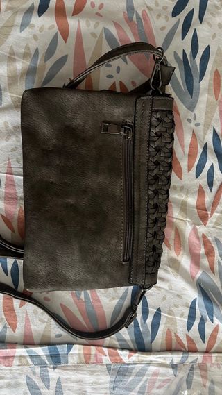 Bolso gris tejido trenzado