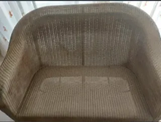Sofá de ratán marrón y cojines grises incluidos