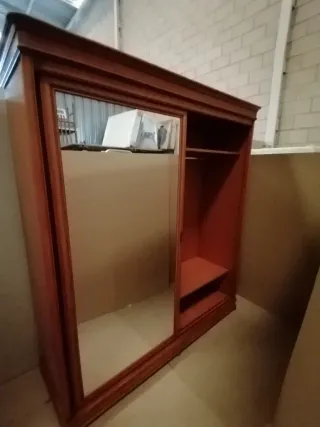 Armario corredero cerezo con puertas de cristal