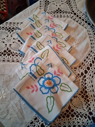 Tovaglioli con fiori blu e rosa