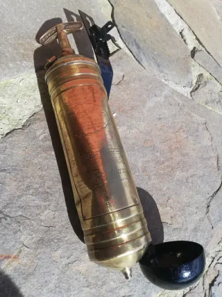 Antiguo extintor Pyrene de latón