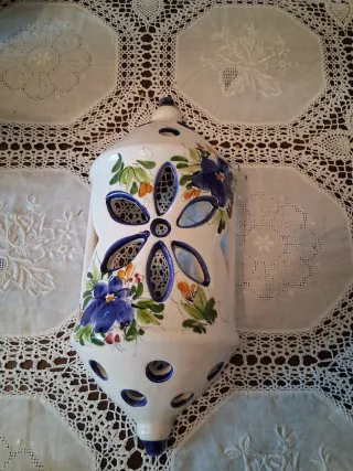 Decorazione da muro in ceramica dipinta