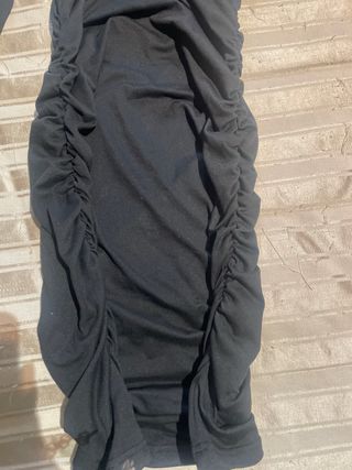 Vestido negro ajustado fruncido