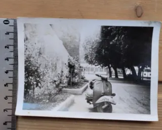 Fotografía antigua de una Vespa en la calle