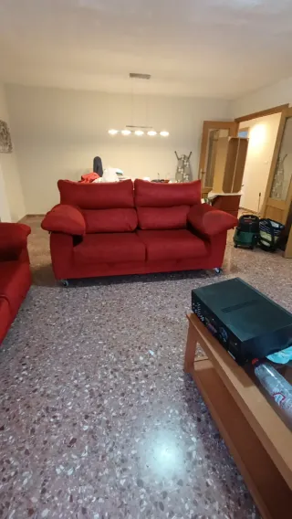 Sofá rojo de 2 plazas