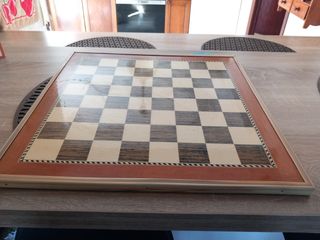 Tablero de ajedrez de madera antiguo