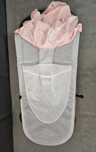 Hamaca Bebé BabyBjörn gris con funda rosa