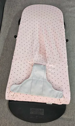 Hamaca Bebé BabyBjörn gris con funda rosa