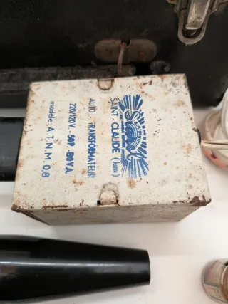 Máquina antigua radioterapia con accesorios