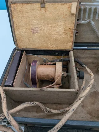 Máquina antigua radioterapia con accesorios