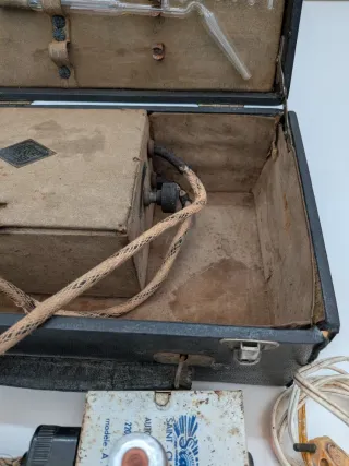 Máquina antigua radioterapia con accesorios