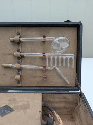 Máquina antigua radioterapia con accesorios