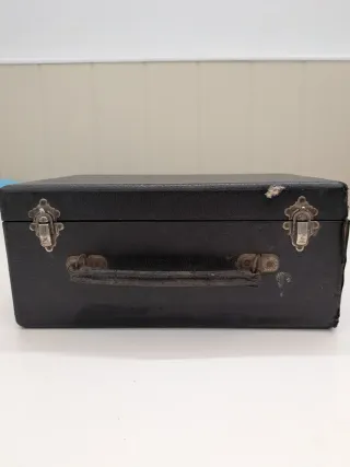 Máquina antigua radioterapia con accesorios