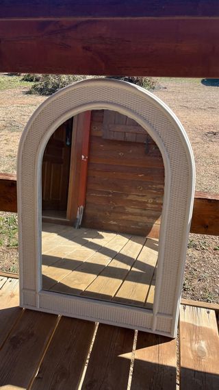 Mesita auxiliar, espejo ovalado y cristal de mesa