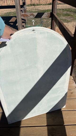 Mesita auxiliar, espejo ovalado y cristal de mesa