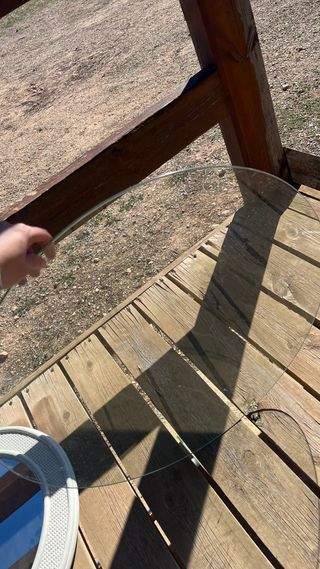 Mesita auxiliar, espejo ovalado y cristal de mesa