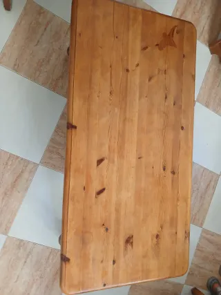 Mesa de comedor de madera con ruedas