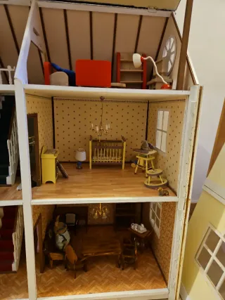 Gran casita de muñecas, hecha a mano, para reparar