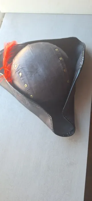 Gorro medieval cuero con pluma roja
