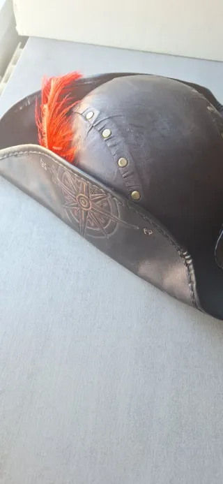 Gorro medieval cuero con pluma roja