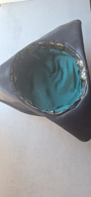 Gorro medieval cuero con pluma roja