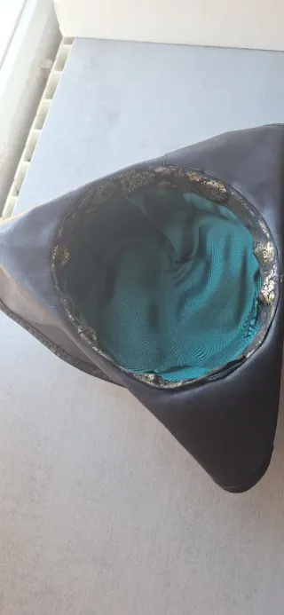 Gorro medieval cuero con pluma roja