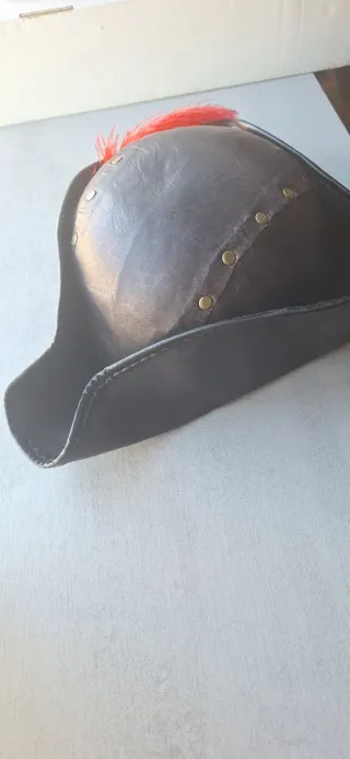 Gorro medieval cuero con pluma roja