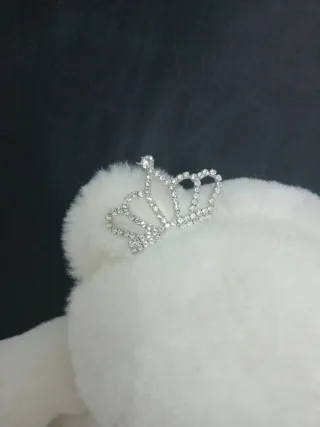 Orsacchiotto bianco con diadema e fiocco