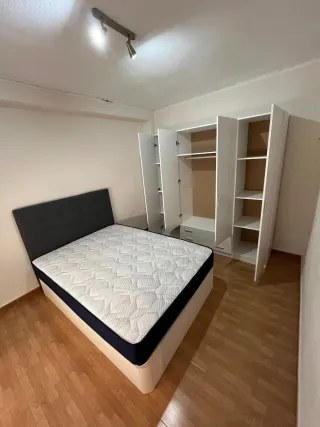 Colchón y canapé de tela y madera