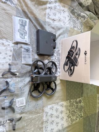 Dji Avata 2 con 3 batterie e hub di ricarica