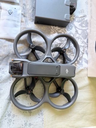 Dji Avata 2 con 3 batterie e hub di ricarica